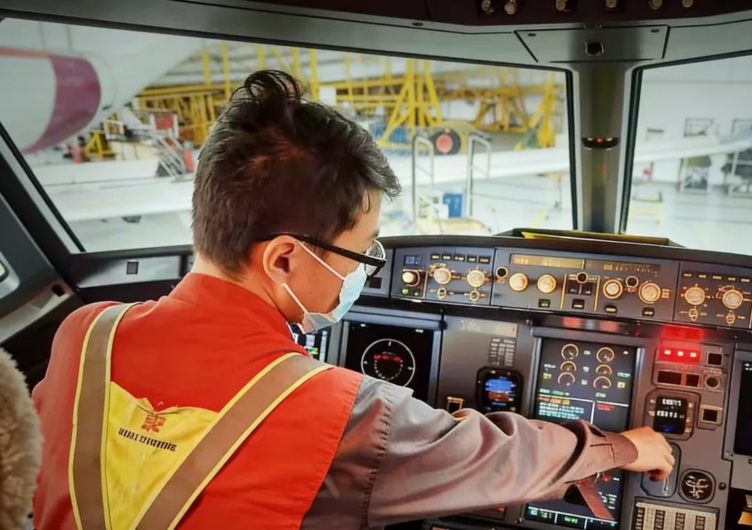 榜样力量|新海航海航技术重庆维修基地袁文昌：匠心铸榜样，机务勇争先