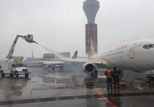 北京突迎降雪 海航技术高效保障飞机安全出港
