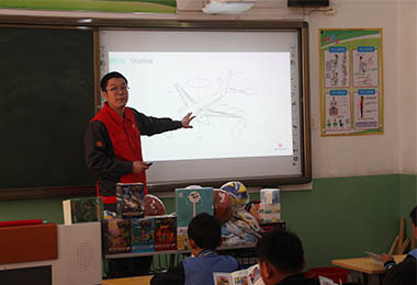 12月6日，海航技术“筑梦计划”之航空科普进校园活动走进天津市公证希望小学，为小朋友们科普航空知识。