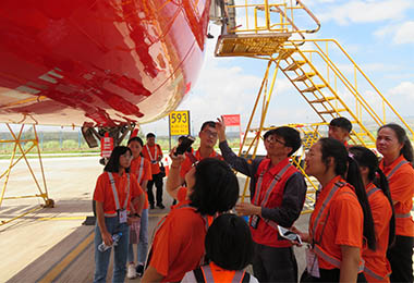 海航技术开展 “筑梦计划”航空知识科普活动，邀请云南省文山州麻栗坡县金厂乡的11名贫困学生代表来到机库参观。