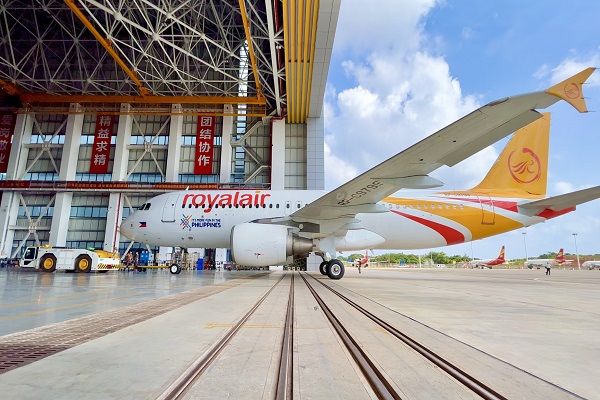 图5：一架菲律宾皇家航空空客飞机在机务人员指挥下进入机库.jpg